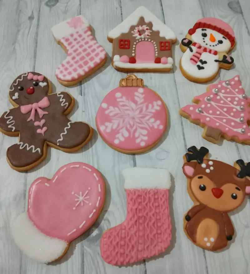 Set de cookies navideñas en rosa: media, casita, muñeco de nieve, gingerbread, esfera, árbol, guante y reno