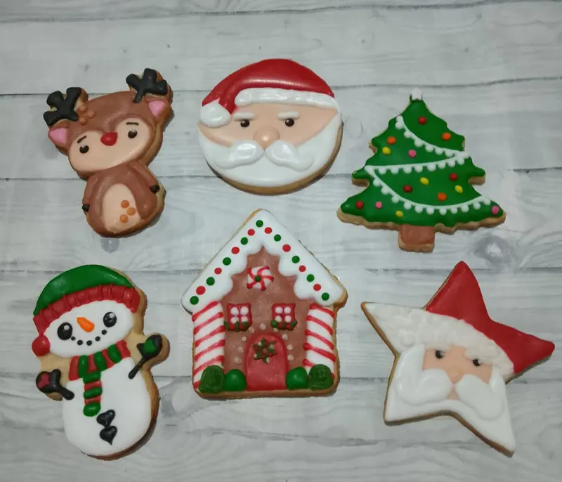 Set de cookies navideñas: reno, Papa Noel, árbol, muñeco de nieve, casita y estrella
